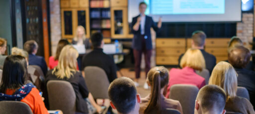 Das Publikum hört einem Dozenten in einem Workshop im Konferenzsaal zu.