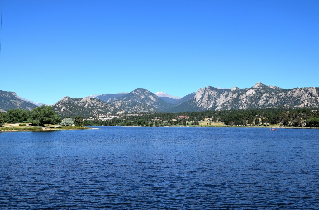 A photo of Lake Estes with trees and a mountain in the back.